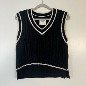 Abercrombie & Fitch Black and White Knit Vest Size XS